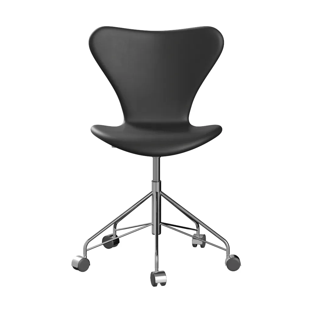 Fritz Hansen Sjuan 3117 helklädd i Essential black leather med kromstativ och mjuka hjul