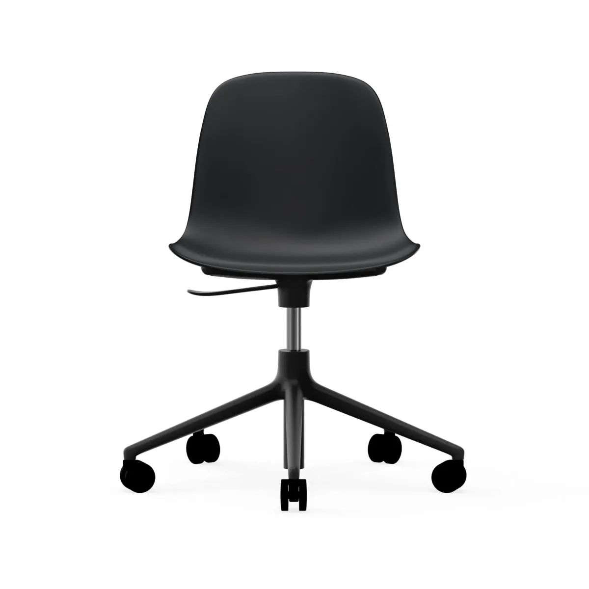 Normann Copenhagen Form chair swivel 5W i svart med svart aluminiumbas och hjul