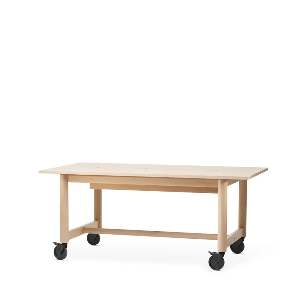 A2 Connect skrivbord i vitoljad ek med svarta hjul, höjd 73 cm