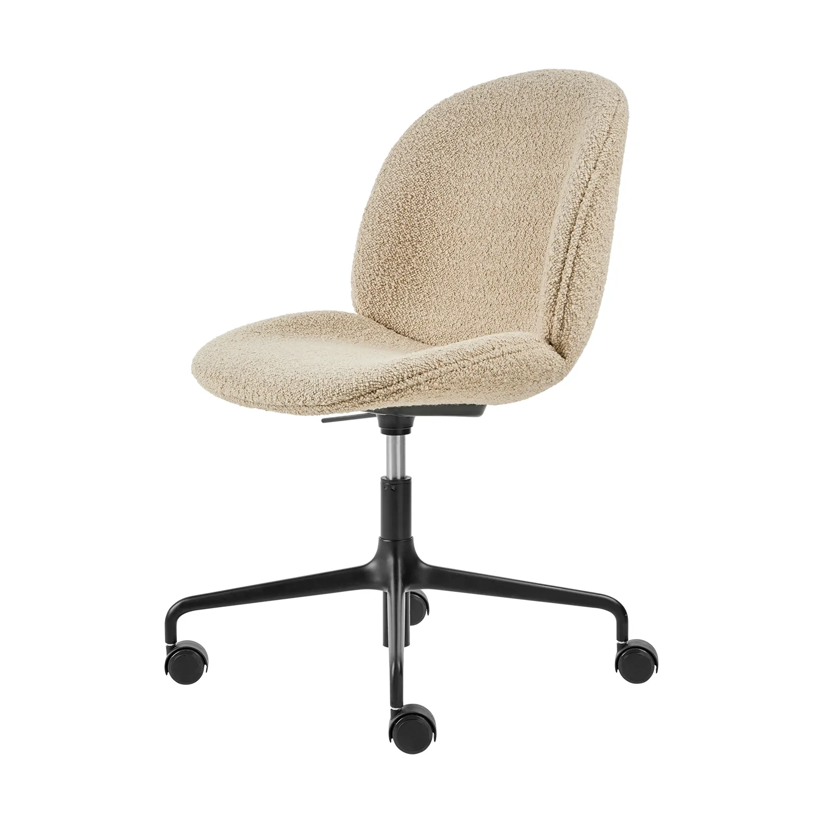 GUBI Beetle Meeting Chair i beige Karakorum Dedar 003 med svarta ben